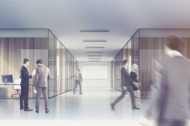 İnsanlar bir posteri ile uzun office koridorda