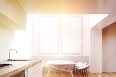 Yemek odası iç tonda kare tablo ile