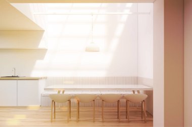 Yemek odası iç tonda bir tavan lambası ile