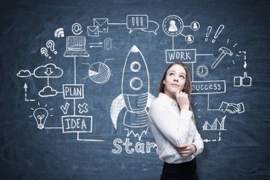 Bluz ve roket kroki sarışın kadın