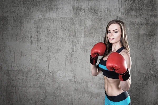 一个拳击手的女孩，混凝土的肖像 — 图库照片
