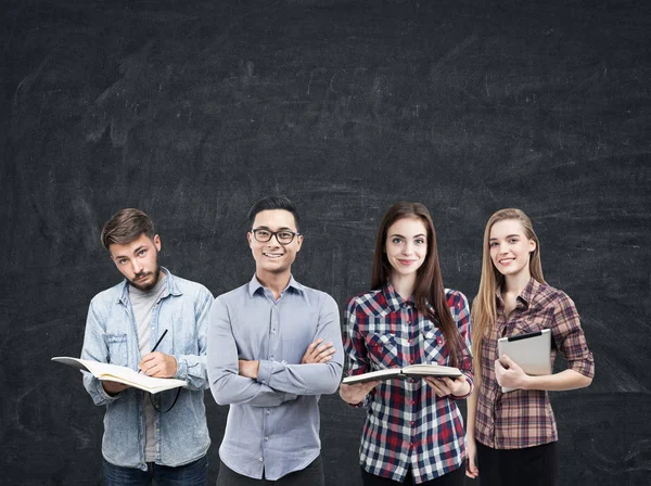 Unga företagsteam och blackboard — Stockfoto