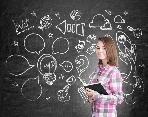 Geek Mädchen und Gedanken Skizze auf Tafel — Stockfoto