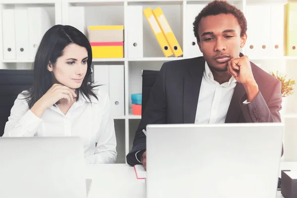 Hombre y mujer negros en un lugar de trabajo —  Fotos de Stock