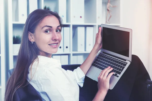 Närbild på en glad office medarbetare med laptop — Stockfoto