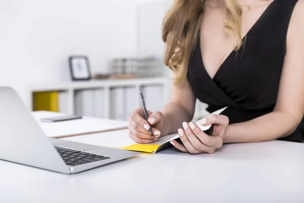 Nahaufnahme einer Geschäftsfrau beim Schreiben — Stockfoto