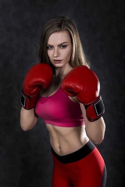Mujer boxeadora segura en guantes de caja roja — Foto de Stock