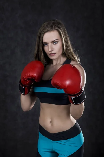 Mujer de boxeo estricta en guantes de caja roja —  Fotos de Stock