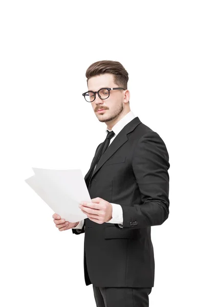 Geschäftsmann mit Brille, der Dokumente liest, isoliert — Stockfoto
