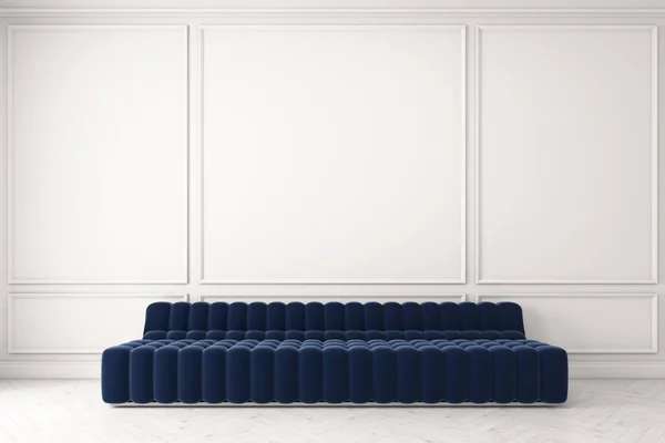 Синий диван против белой стены — стоковое фото