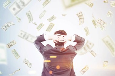 Adam baş ve tonda dolar, eller ile