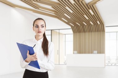 Pano ve borular ile Resepsiyon kadın ile