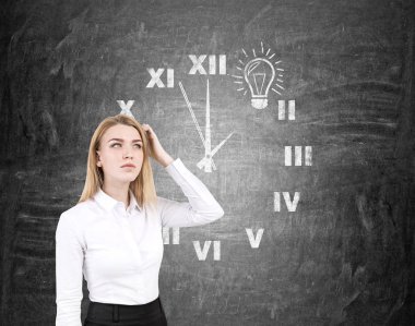 Kadın baş ve saat kroki tırmalamak