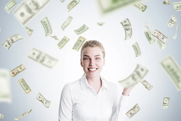 Boldog szőke nő és a dollár eső — Stock Fotó