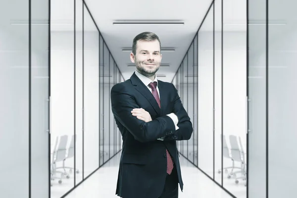 Homem confiante em um lobby de escritório — Fotografia de Stock