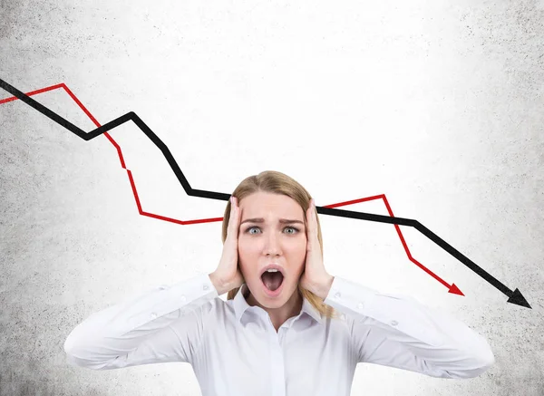 Benadrukt zakenvrouw en vallen van grafieken — Stockfoto