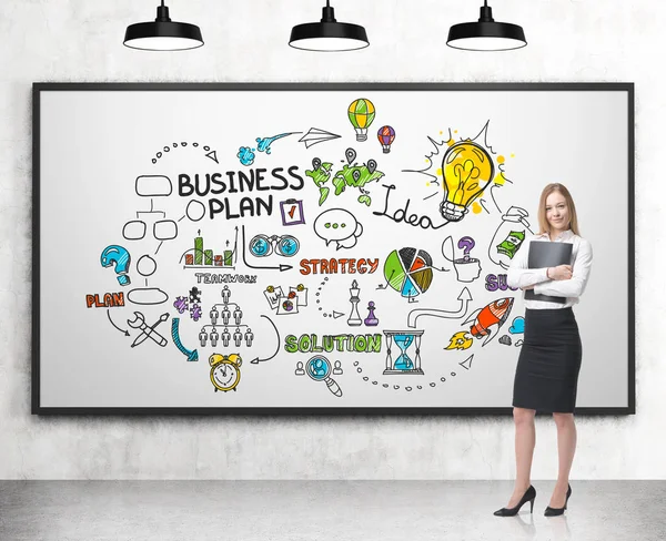 Vrouw met map en business plan op whiteboard — Stockfoto