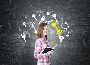 Yazı tahtası ve kız bir kitapla