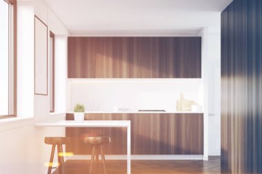 Koyu ahşap mutfak iç tonda bir tabloyla