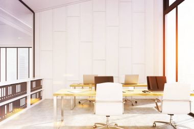 Ofis raflar ve bilgisayarlar, tonda