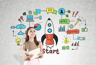 Bir dizüstü bilgisayar ve renkli başlangıç kadın ile