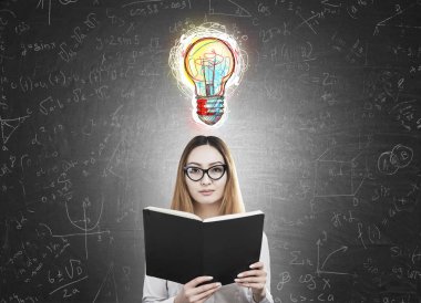 Kitap ve renkli ampul kadın ile