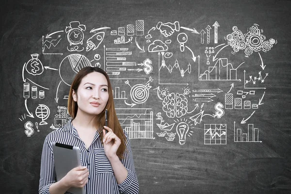 Aziatische vrouw met een tablet in de buurt van business schets — Stockfoto