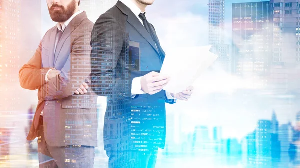 Business duo and a blue city — Stock Photo, Image