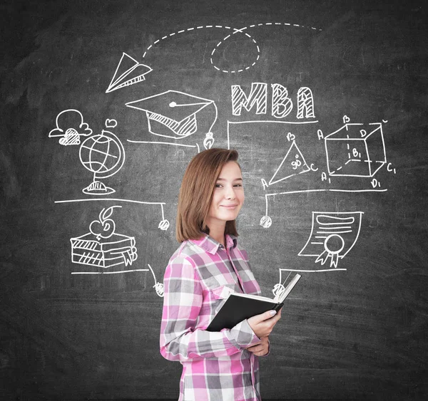 Geek girl en Mba schets op schoolbord — Stockfoto