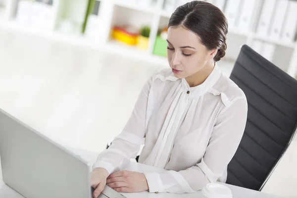 Menutup ketat wanita yang bekerja di kantor — Stok Foto