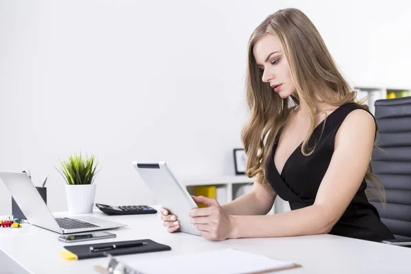 Vista laterale della donna d'affari con un tablet — Foto Stock