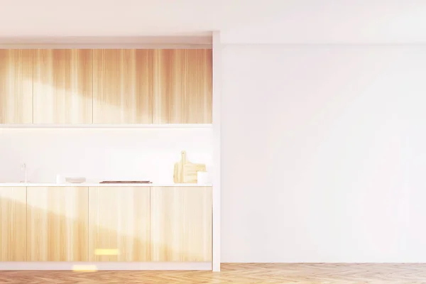 Cocina de madera clara con pared blanca, tonificada —  Fotos de Stock