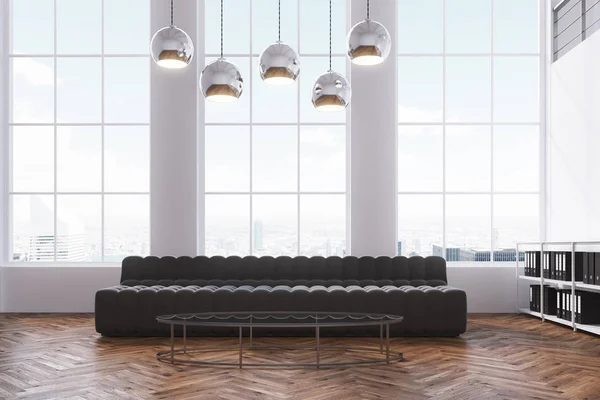 Svart sofa og vindu – stockfoto