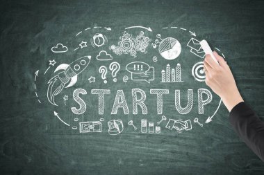 Adam el ve yeşil kara tahta üstünde başlamak