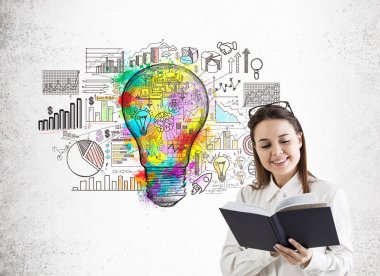 Bir kitap ve büyük bir ampul ile kız