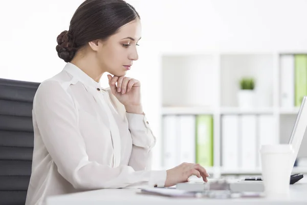 Zijaanzicht van strenge vrouw werkzaam in kantoor — Stockfoto