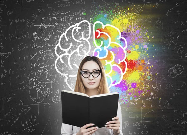 Žena s knihou a barevné mozku ikonu — Stock fotografie