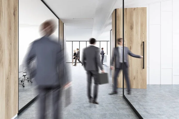 Menschen im Büroflur mit Holz und Glas — Stockfoto