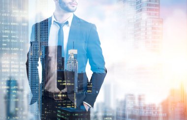 Sakallı bir adamın bir şehirde yakın çekim