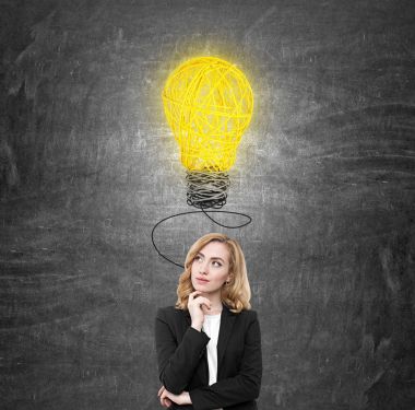 Kırmızı saçlı kadın ve büyük bir ampul