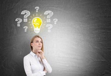 Dalgın sarışın kadın, ampul ve sorular