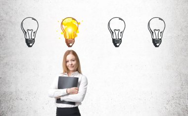 Klasör ve dört Işık Ampüller kadın ile