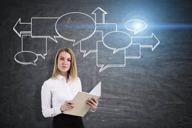 Kadın defter ve konuşma kabarcıklar ile