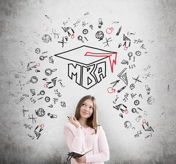 Bir dizüstü bilgisayar ve Mba kroki ile kız