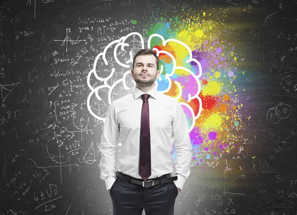 Впевнений чоловік і барвистий ескіз мозку — стокове фото