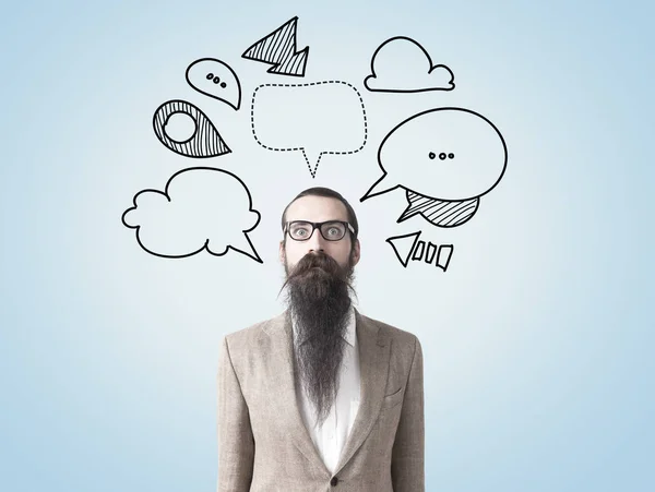 Man met lange baard en gedachte wolken — Stockfoto