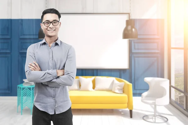 Asiático homem em óculos, escritório e branco quadro branco — Fotografia de Stock