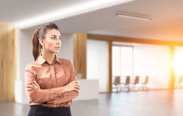 Mulher em marrom no lobby do escritório — Fotografia de Stock