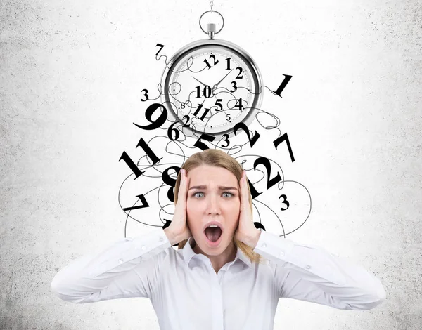Stressad kvinna och trasig klocka — Stockfoto