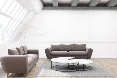 İki gri koltuklar, poster ve bir tablo